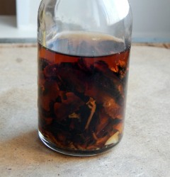 название картинки Настойка перегородки грецких орехов на водке