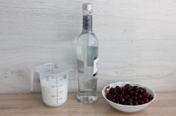 название картинки Настойка вишня на водке с косточками