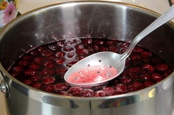 название картинки Настойка вишня на водке с косточками