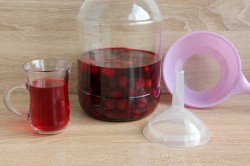 название картинки Настойка вишня на водке с косточками