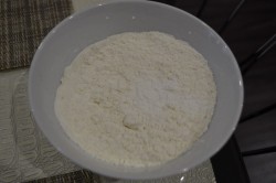 Насыпной пирог на сметане с нежной творожной начинкой - шаг 2 Насыпной пирог на сметане с нежной творожной начинкой - шаг 2