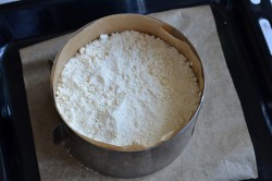 Насыпной пирог с творогом и яблоками в духовке - шаг 13