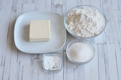 Насыпной пирог с творогом и яблоками в духовке - шаг 1