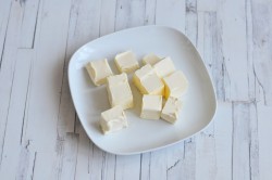 Насыпной пирог с творогом и яблоками в духовке - шаг 2