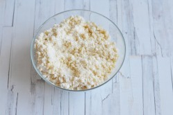 Насыпной пирог с творогом и яблоками в духовке - шаг 4