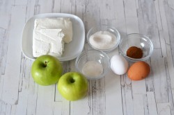 Насыпной пирог с творогом и яблоками в духовке - шаг 5