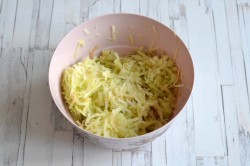 Насыпной пирог с творогом и яблоками в духовке - шаг 8