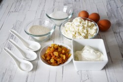 Творожная запеканка с изюмом в духовке - шаг 1