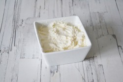 Творожная запеканка с изюмом в духовке - шаг 2