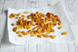 Творожная запеканка с изюмом в духовке - шаг 3