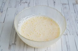 Творожная запеканка с изюмом в духовке - шаг 4