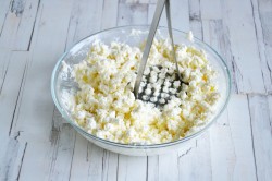 Творожная запеканка с изюмом в духовке - шаг 5