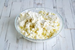 Творожная запеканка с изюмом в духовке - шаг 6