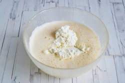 Творожная запеканка с изюмом в духовке - шаг 7