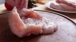 название картинки Куриное филе с сыром и помидорами в духовке