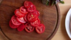 название картинки Куриное филе с сыром и помидорами в духовке