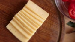 название картинки Куриное филе с сыром и помидорами в духовке