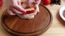 название картинки Куриное филе с сыром и помидорами в духовке