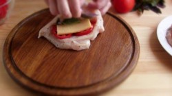 название картинки Куриное филе с сыром и помидорами в духовке