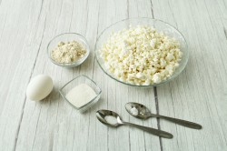 Сырники в духовке из творога с мукой - шаг 1