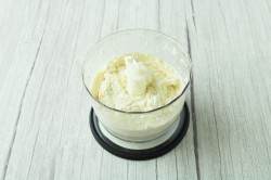 Сырники в духовке из творога с мукой - шаг 2