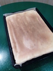 название картинки Нежный рулет с вареной сгущенкой