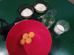 название картинки Нежный рулет с вареной сгущенкой