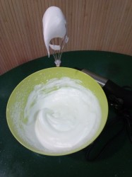 название картинки Нежный рулет с вареной сгущенкой