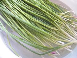 Необычный салат с маринованным виноградом и зеленым луком