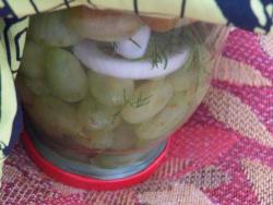 Необычный салат с маринованным виноградом и зеленым луком