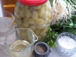 Необычный салат с маринованным виноградом и зеленым луком