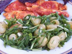 Необычный салат с маринованным виноградом и зеленым луком