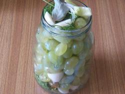 Необычный салат с маринованным виноградом и зеленым луком