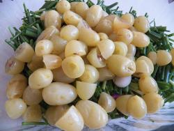 Необычный салат с маринованным виноградом и зеленым луком