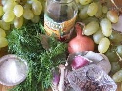 Необычный салат с маринованным виноградом и зеленым луком