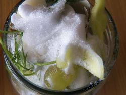 Необычный салат с маринованным виноградом и зеленым луком