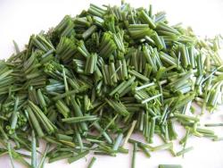 Необычный салат с маринованным виноградом и зеленым луком