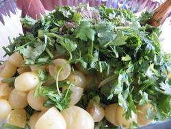 Необычный салат с маринованным виноградом и зеленым луком