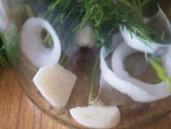 Необычный салат с маринованным виноградом и зеленым луком