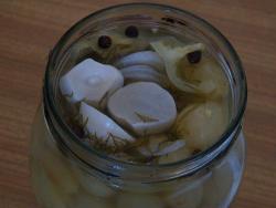 Необычный салат с маринованным виноградом и зеленым луком