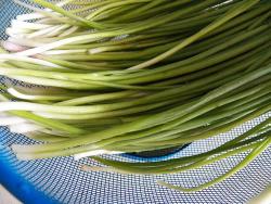 Необычный салат с маринованным виноградом и зеленым луком