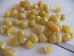 Необычный салат с маринованным виноградом и зеленым луком