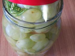 Необычный салат с маринованным виноградом и зеленым луком