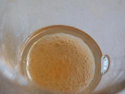 Необычный салат с маринованным виноградом и зеленым луком