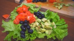 название картинки Салат с авокадо и виноградом