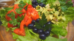 название картинки Салат с авокадо и виноградом