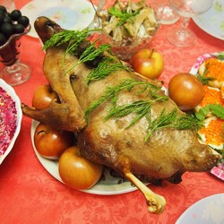 Новогодний гусь с гречкой, грибами и печенью в духовке