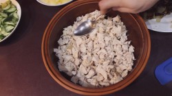 название картинки Салат Фиеста с куриным филе грибами и майонезом