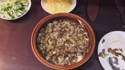 название картинки Салат Фиеста с куриным филе грибами и майонезом