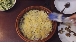 название картинки Салат Фиеста с куриным филе грибами и майонезом